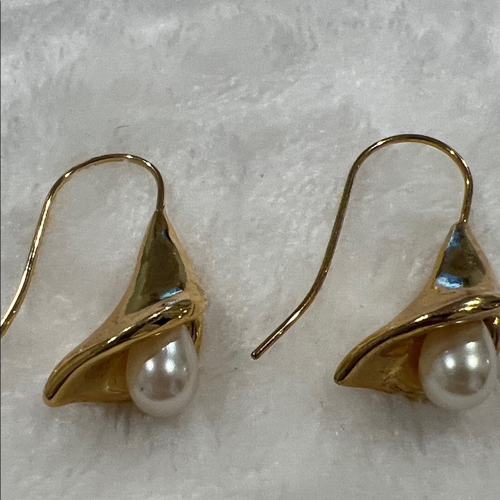 Vintage Lilly Gold and Pearl Drop Earrings - Picture 3 of 10